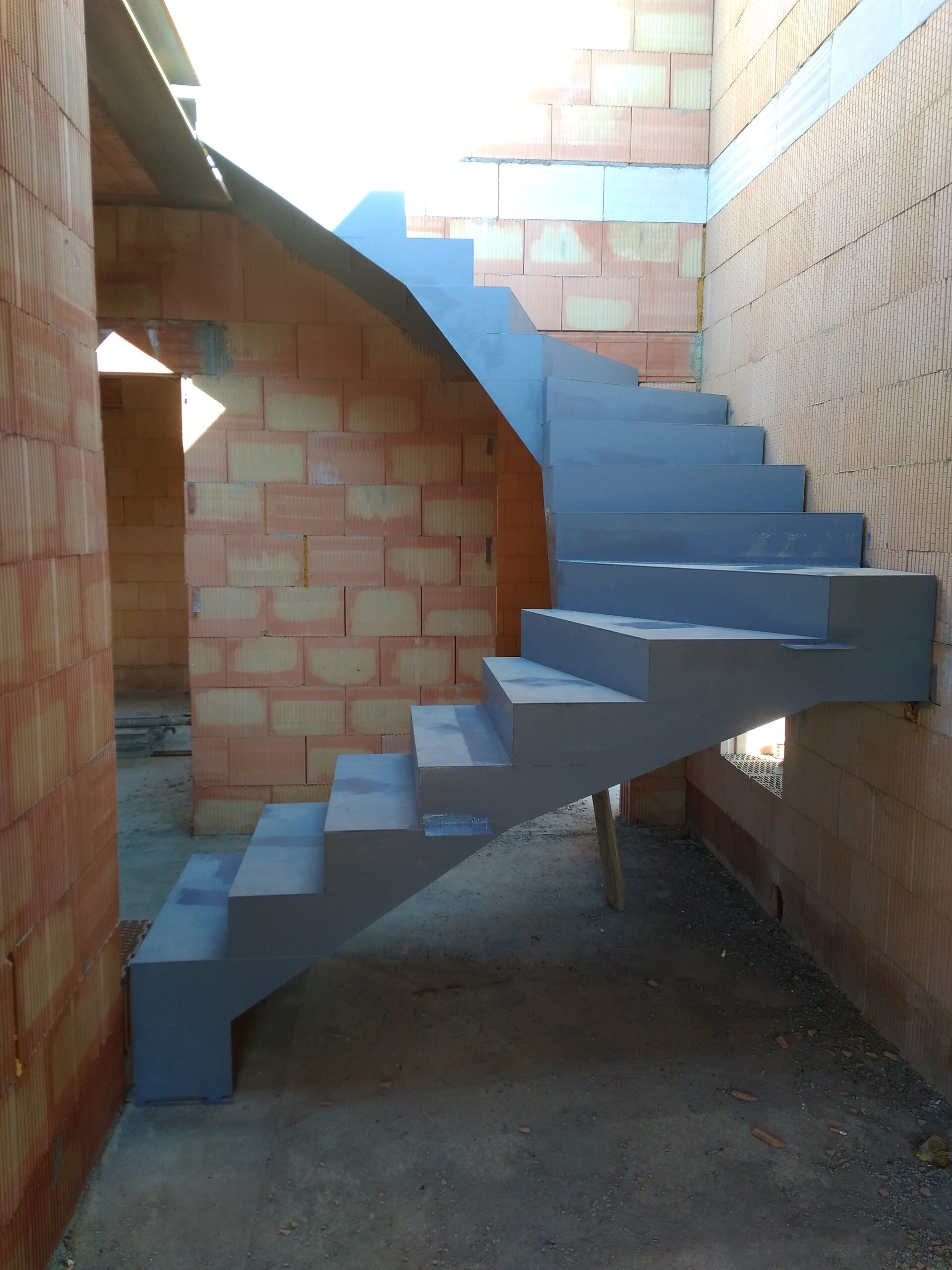 svařované kovové schody točené
